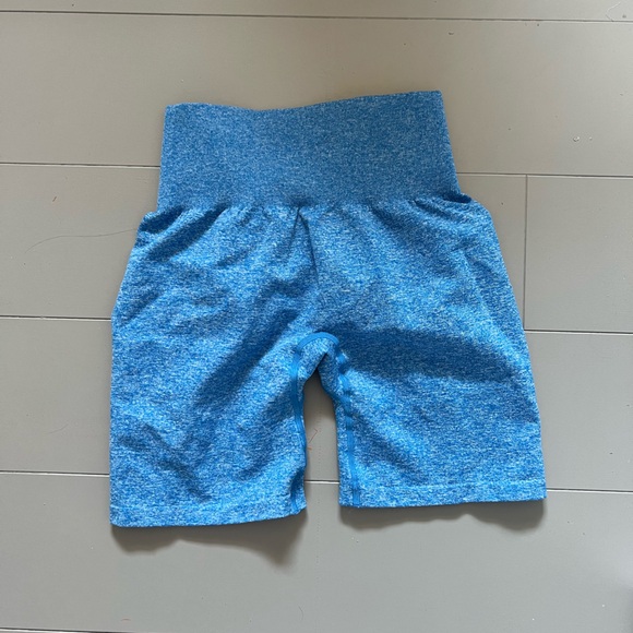 NVGTN butt scrunch shorts - Picture 2 of 4